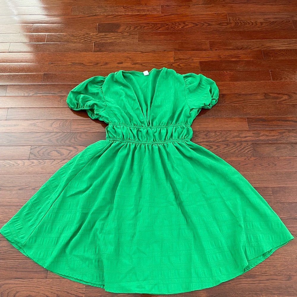 Women’s Green V Neck Dress with Puff Sleeves and a smocked waist (size S) 💚